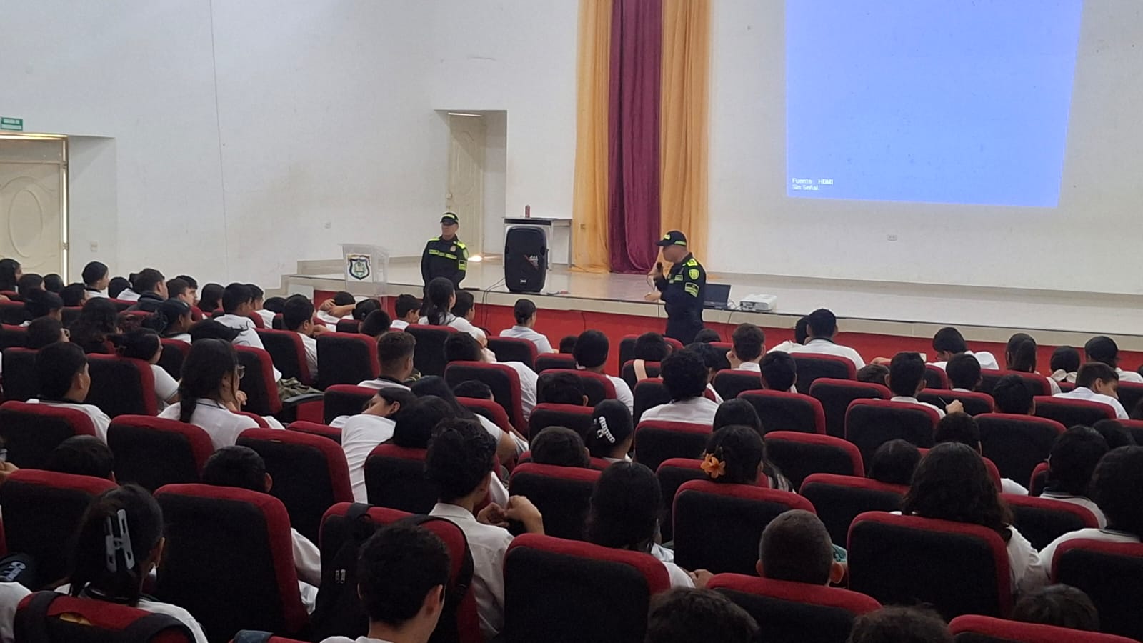 Socialización sobre el buen uso de las redes sociales durante la jornada de prevención en la Institución Educativa Andrés Bello