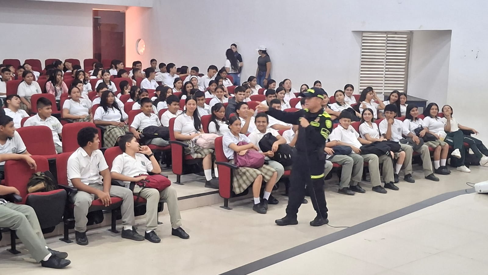 Actividad institucional orientada a promover entornos escolares seguros y protectores para los estudiantes