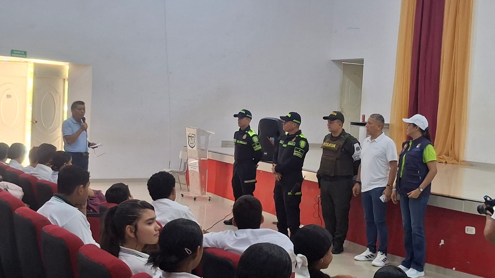 Personal de Infancia y Adolescencia de la Policía Nacional durante la jornada institucional de prevención