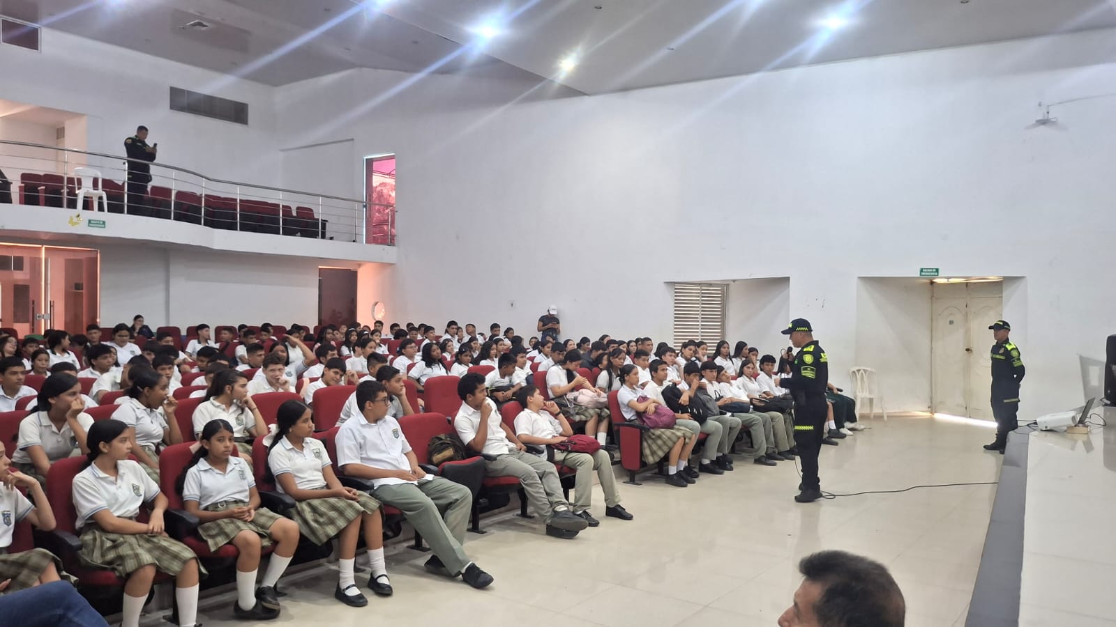 Estudiantes de la Institución Educativa Andrés Bello participando en la jornada de prevención desarrollada por Infancia y Adolescencia