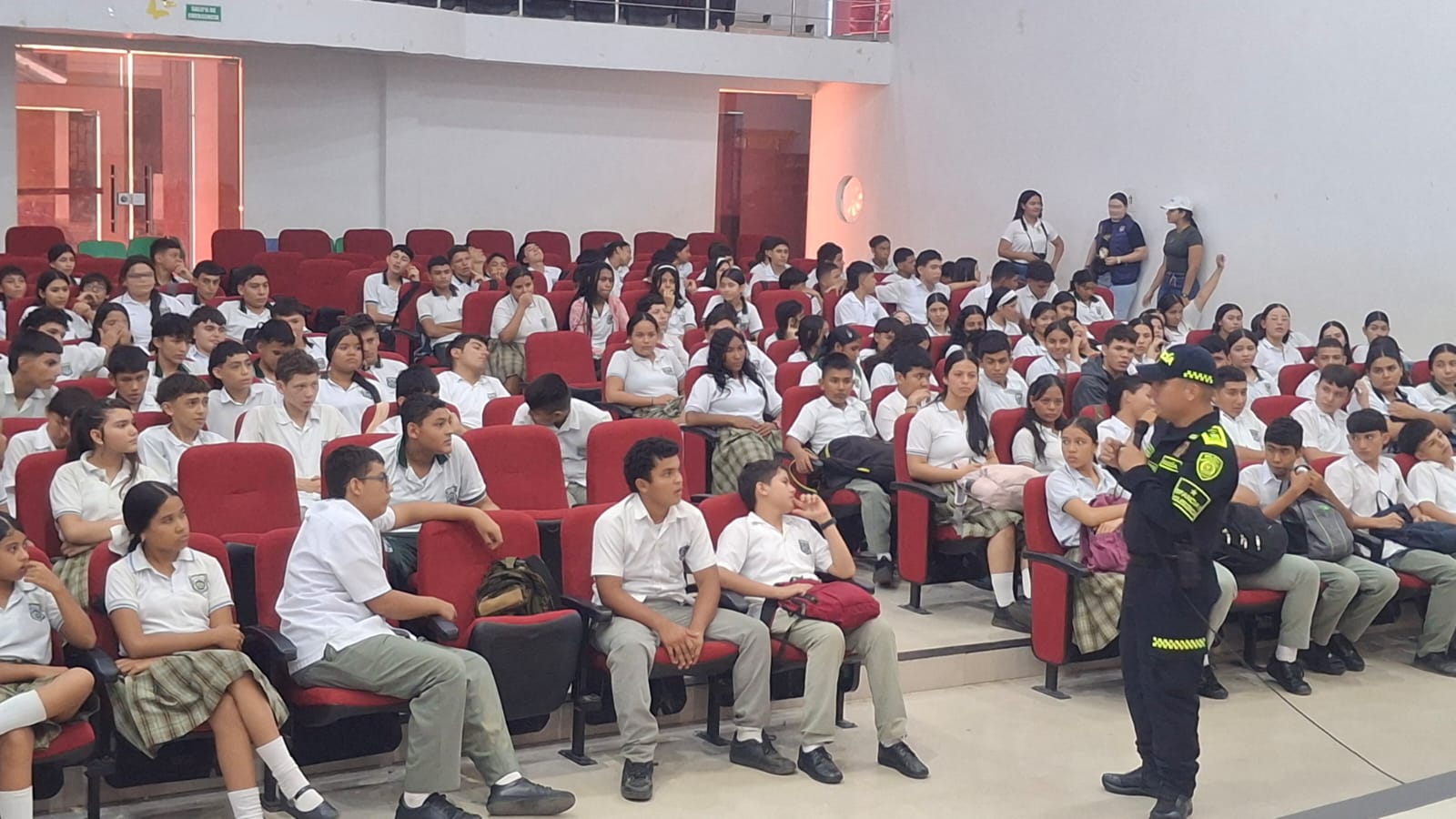 Personal de la Policía Nacional de Infancia y Adolescencia SEPRO-GINAD durante la jornada de prevención y sensibilización en la Institución Educativa Andrés Bello de San Alberto, Cesar
